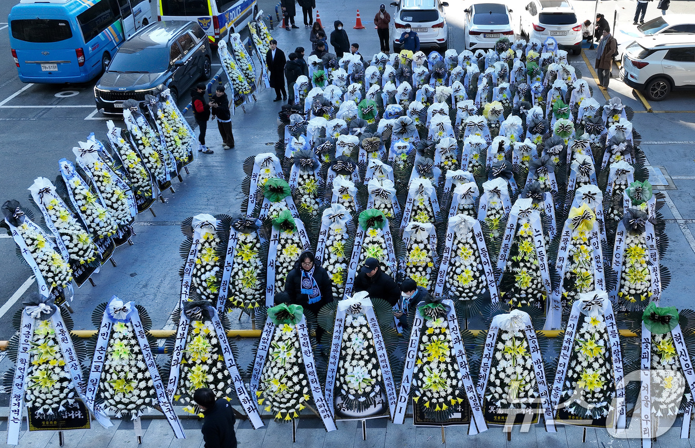 (대구=뉴스1) 공정식 기자 = 대구의 시민 프로축구단 대구FC 응원단(그라지예)과 축구팬들이 5일 오전 대구 중구 동인청사 앞 주차장에서 대구FC K리그2 강등에 대한 구단의 쇄 …