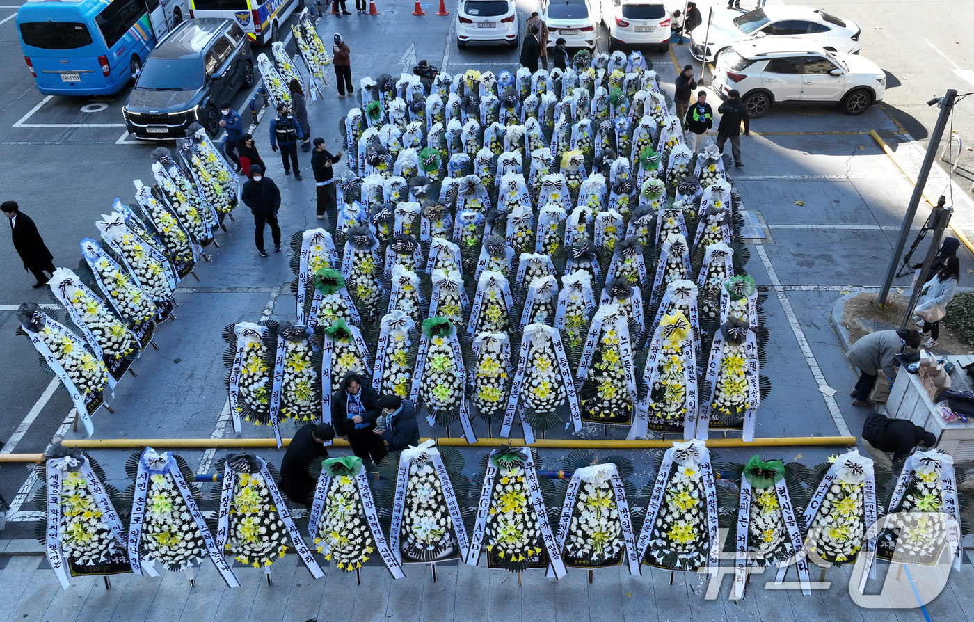 (대구=뉴스1) 공정식 기자 = 대구의 시민 프로축구단 대구FC 응원단(그라지예)과 축구팬들이 5일 오전 대구 중구 동인청사 앞 주차장에서 대구FC K리그2 강등에 대한 구단의 쇄 …