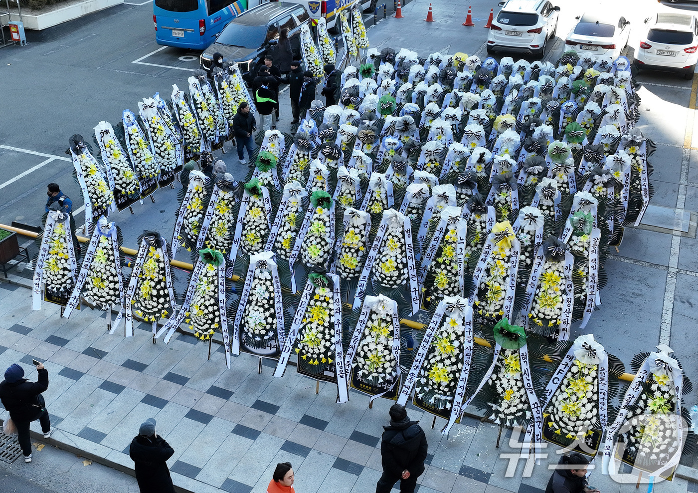 (대구=뉴스1) 공정식 기자 = 대구의 시민 프로축구단 대구FC 응원단(그라지예)과 축구팬들이 5일 오전 대구 중구 동인청사 앞 주차장에서 대구FC K리그2 강등에 대한 구단의 쇄 …