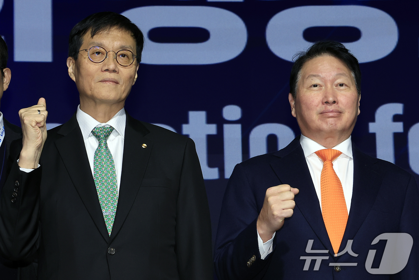 (서울=뉴스1) 박정호 기자 = 최태원 대한상공회의소 회장과 이창용 한국은행 총재가 5일 오후 서울시 중구 세종대로 대한상공회의소 국제회의장에서 'AI 기반의 성장과 혁신'을 주제 …