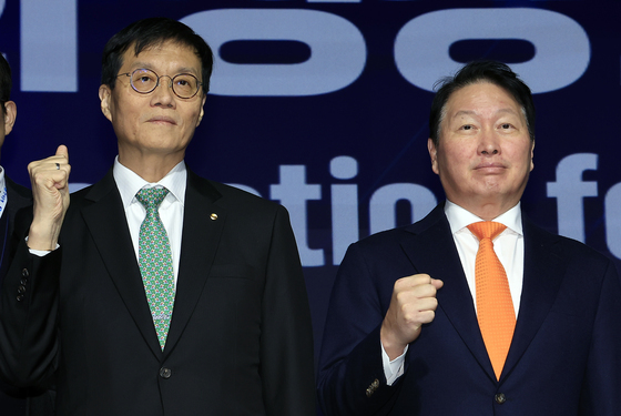 기념 촬영하는 최태원 회장과 이창용 총재