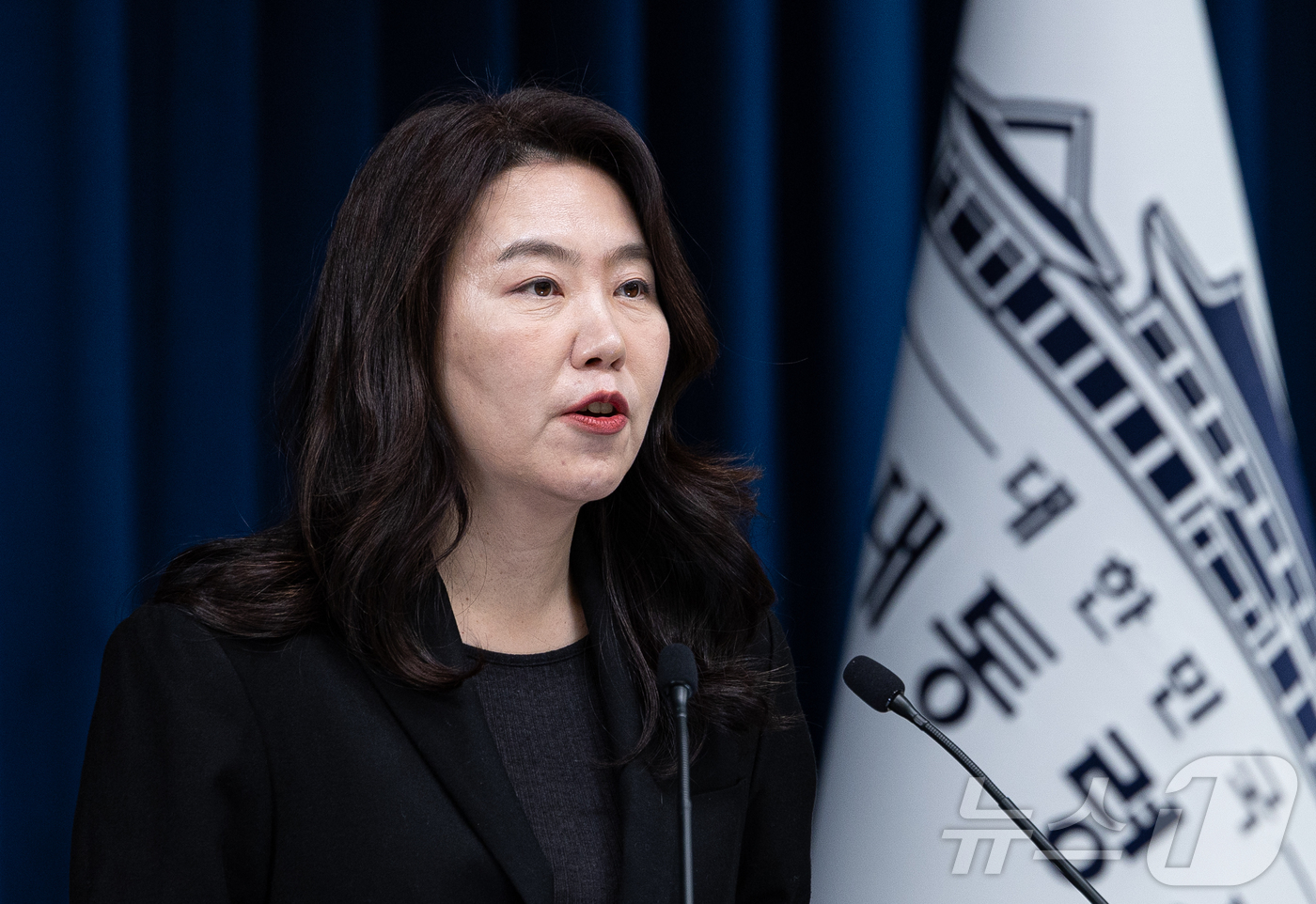 (서울=뉴스1) 이재명 기자 = 강유정 대통령실 대변인이 5일 서울 용산 대통령실 청사에서 대통령 손목시계 및 정부부처 업무보고 관련 브리핑을 하고 있다. 2025.12.5/뉴스1 …
