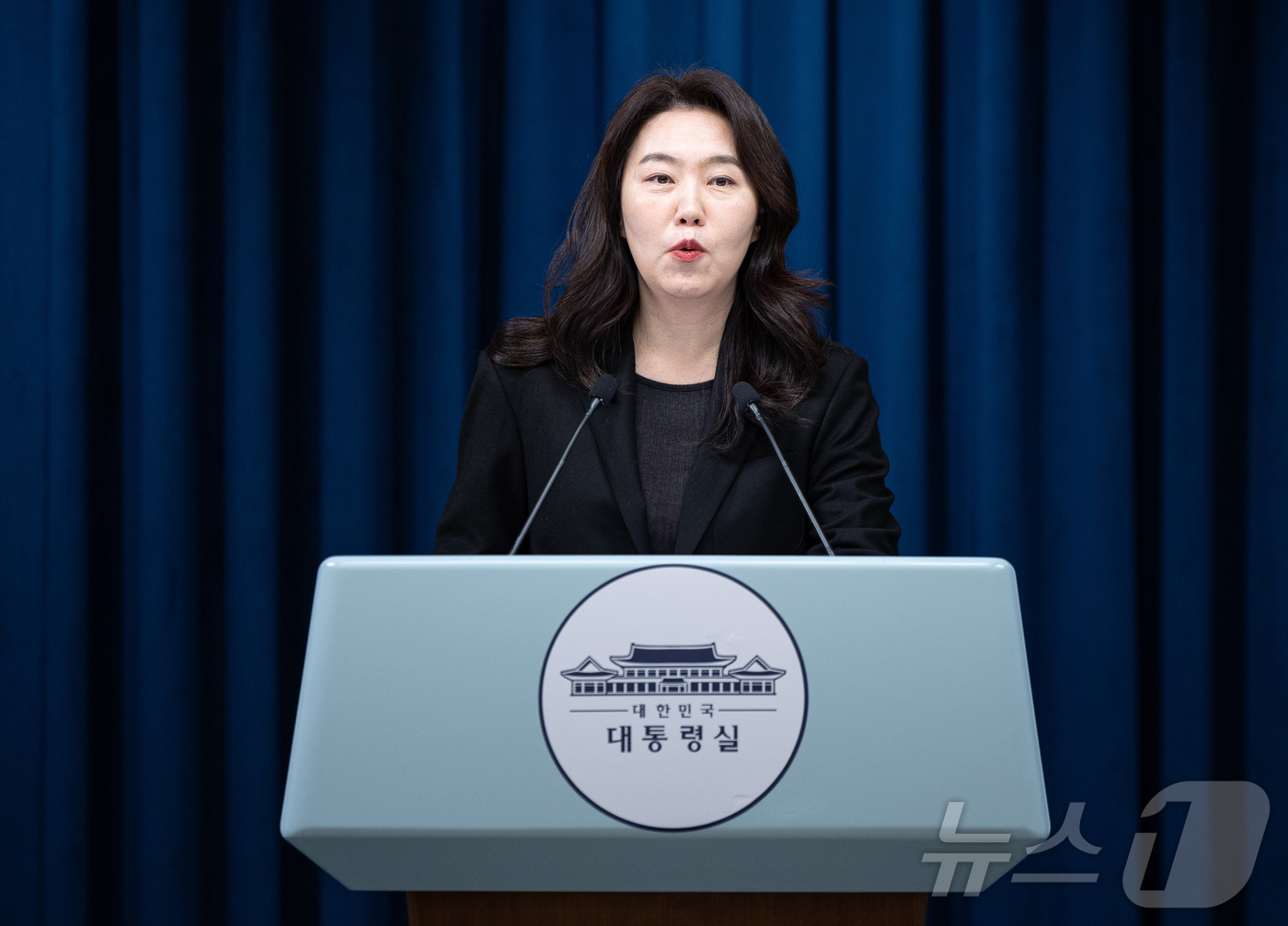 (서울=뉴스1) 이재명 기자 = 강유정 대통령실 대변인이 5일 서울 용산 대통령실 청사에서 대통령 손목시계 및 정부부처 업무보고 관련 브리핑을 하고 있다. 2025.12.5/뉴스1 …