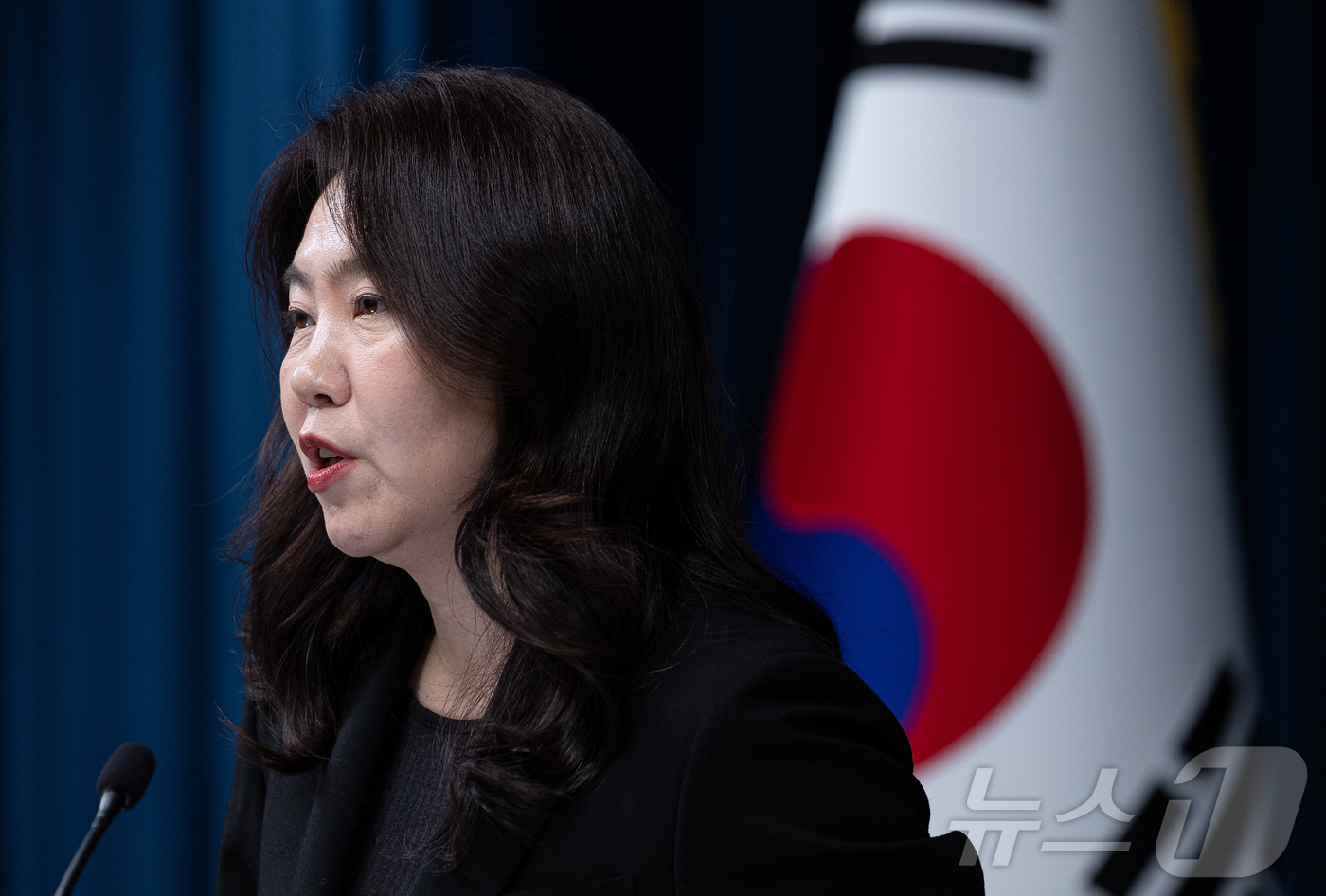 (서울=뉴스1) 이재명 기자 = 강유정 대통령실 대변인이 5일 서울 용산 대통령실 청사에서 대통령 손목시계 및 정부부처 업무보고 관련 브리핑을 하고 있다. 2025.12.5/뉴스1 …