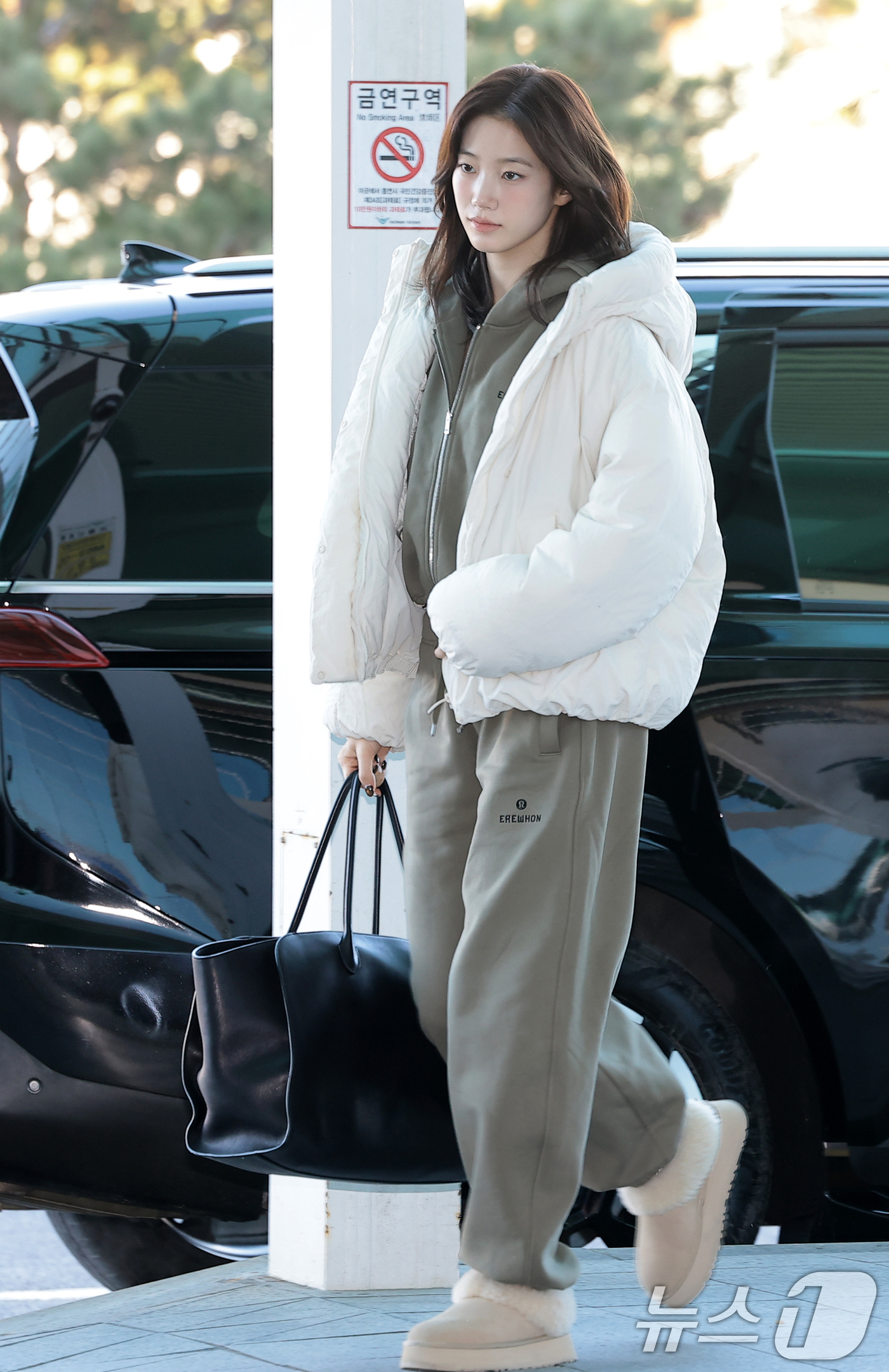 (인천공항=뉴스1) 권현진 기자 = 르세라핌 카즈하가 해외 일정을 위해 5일 인천국제공항을 통해 대만으로 출국하고 있다. 2025.12.5/뉴스1