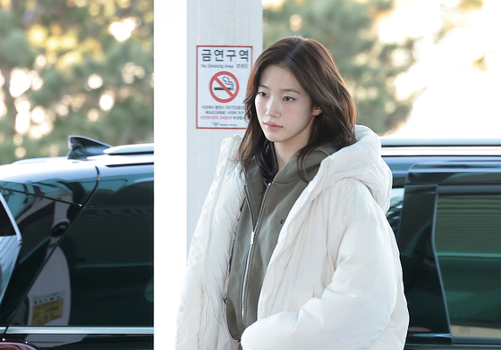 카즈하, 시크한 출국