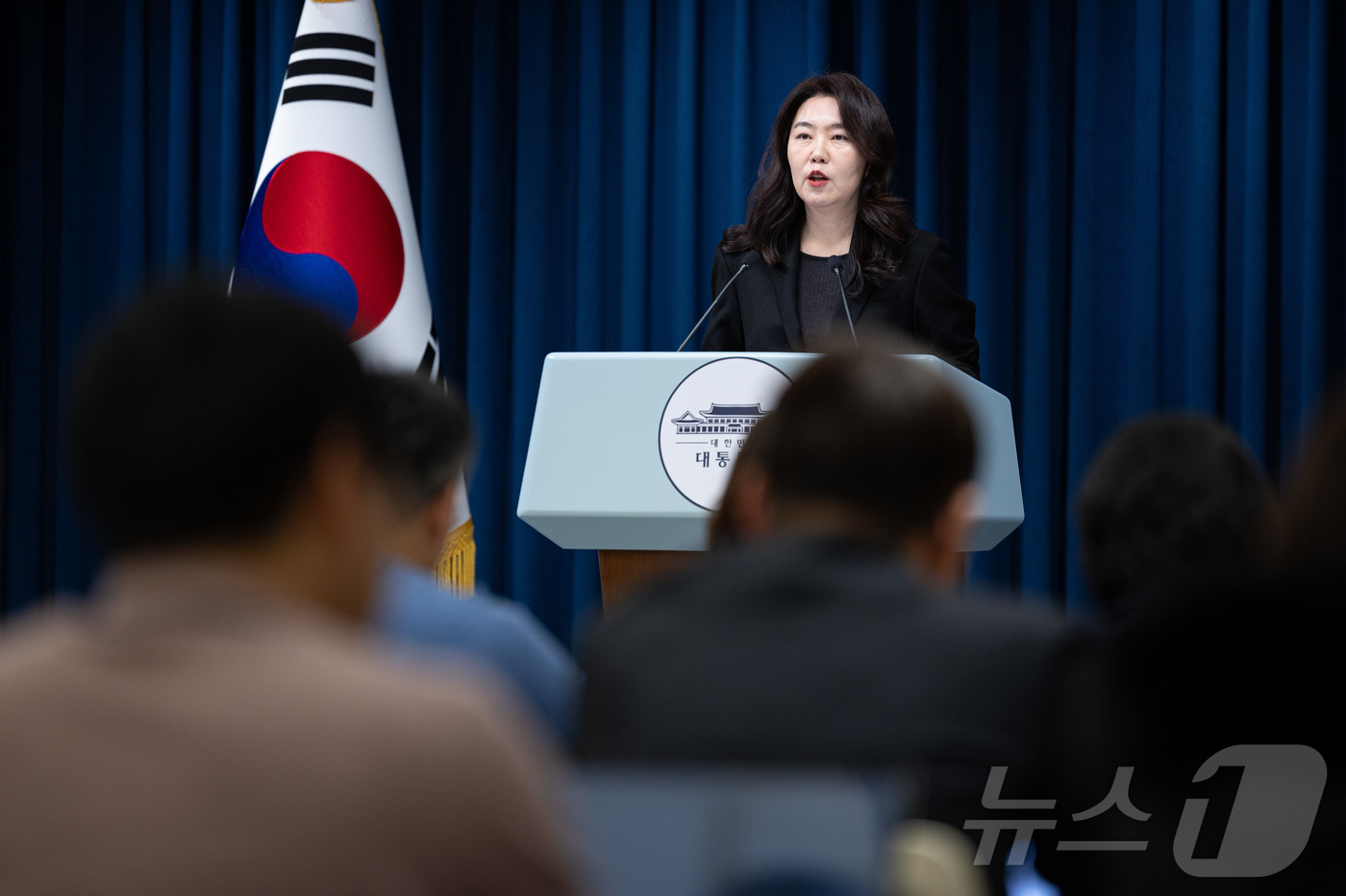 (서울=뉴스1) 이재명 기자 = 강유정 대통령실 대변인이 5일 서울 용산 대통령실 청사에서 대통령 손목시계 및 정부부처 업무보고 관련 브리핑을 하고 있다. 2025.12.5/뉴스1 …