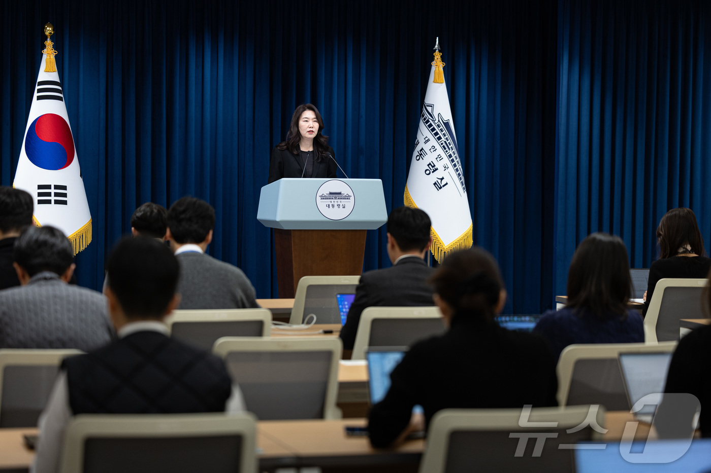 (서울=뉴스1) 이재명 기자 = 강유정 대통령실 대변인이 5일 서울 용산 대통령실 청사에서 대통령 손목시계 및 정부부처 업무보고 관련 브리핑을 하고 있다. 2025.12.5/뉴스1 …