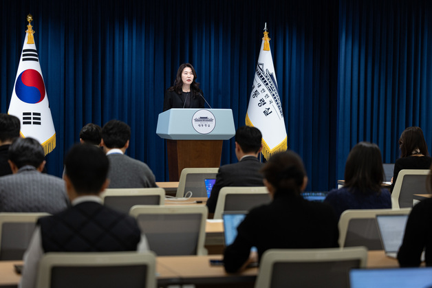 정부부처 업무보고 관련 브리핑 하는 강유정 대변인