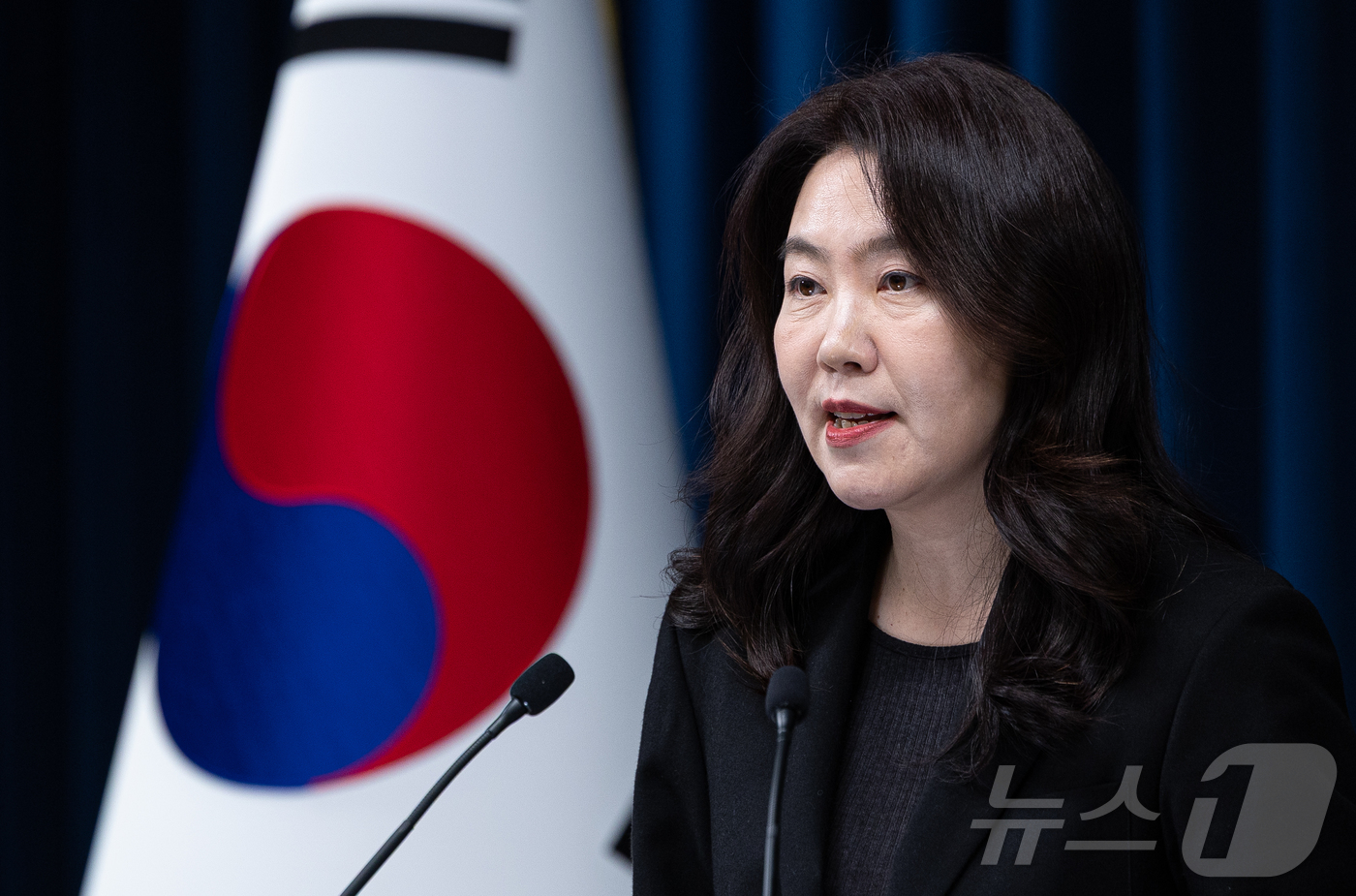 (서울=뉴스1) 이재명 기자 = 강유정 대통령실 대변인이 5일 서울 용산 대통령실 청사에서 대통령 손목시계 및 정부부처 업무보고 관련 브리핑을 하고 있다. 2025.12.5/뉴스1 …