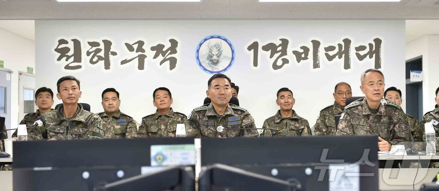 (서울=뉴스1) = 진영승 합참의장이 5일 1경비대대를 방문해 방호 임무수행 준비상태를 점검하고 있다. (합동참모본부 제공. 재판매 및 DB 금지) 2025.12.5/뉴스1