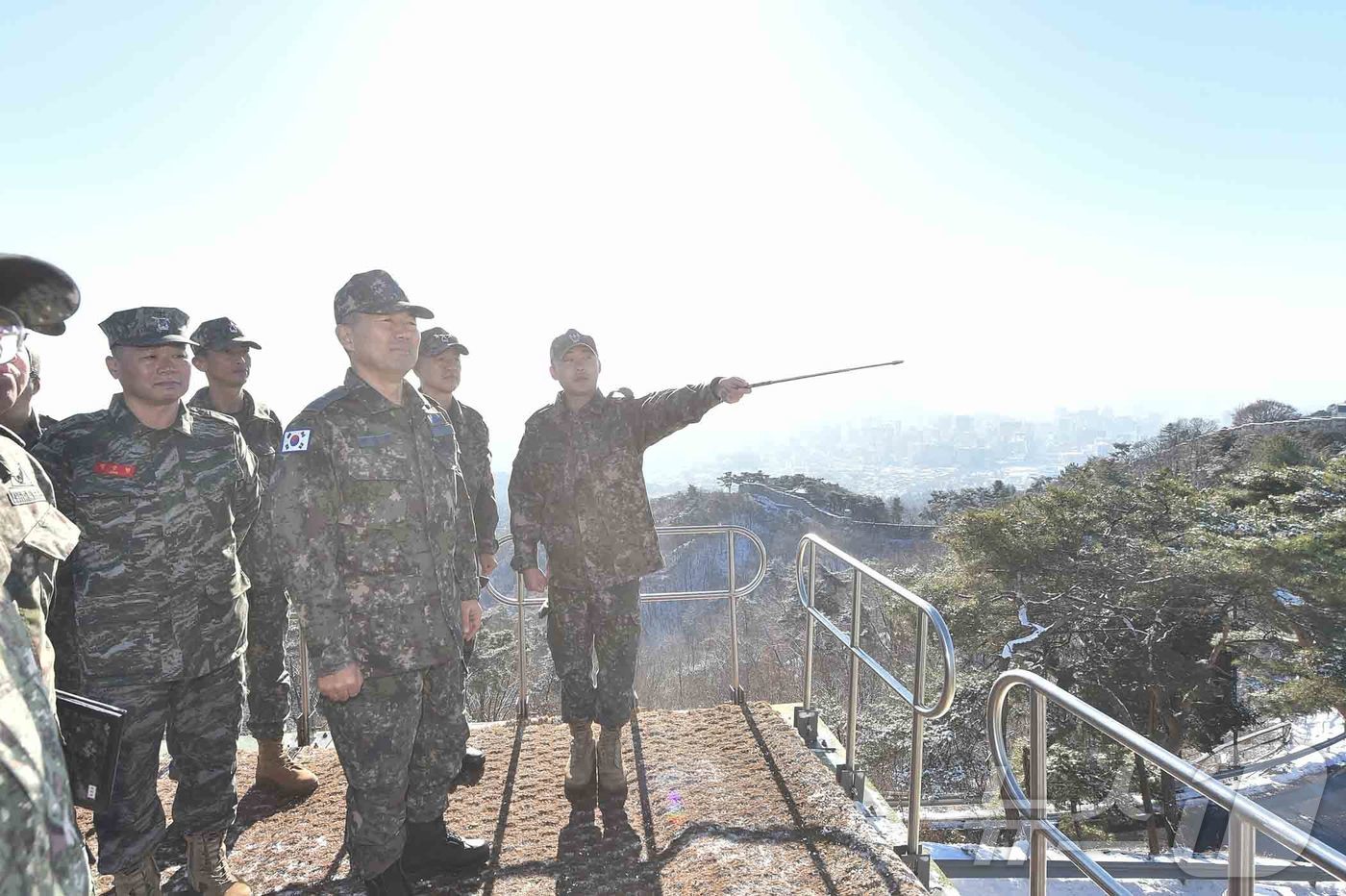 (서울=뉴스1) = 진영승 합참의장이 5일 1방공여단과 3미사일방어여단 예하 부대를 방문해 작전태세를 점검하고 있다. (합동참모본부 제공. 재판매 및 DB 금지) 2025.12.5 …