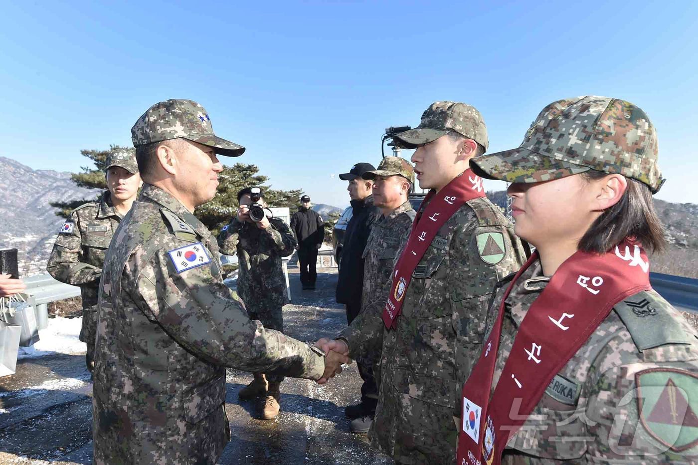 (서울=뉴스1) = 진영승 합참의장이 5일 수도권 방어를 담당하는 부대를 방문해 임무에 만전을 기하고 있는 장병들을 격려하고 있다. (합동참모본부 제공. 재판매 및 DB 금지) 2 …