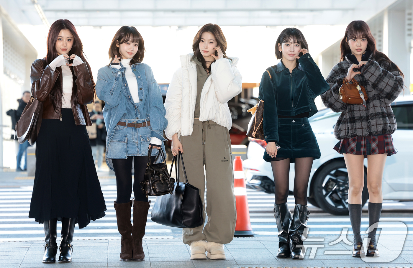 (인천공항=뉴스1) 권현진 기자 = 르세라핌 허윤진(왼쪽부터)과 김채원, 카즈하, 사쿠라, 홍은채가 해외 일정을 위해 5일 인천국제공항을 통해 대만으로 출국하고 있다. 2025.1 …