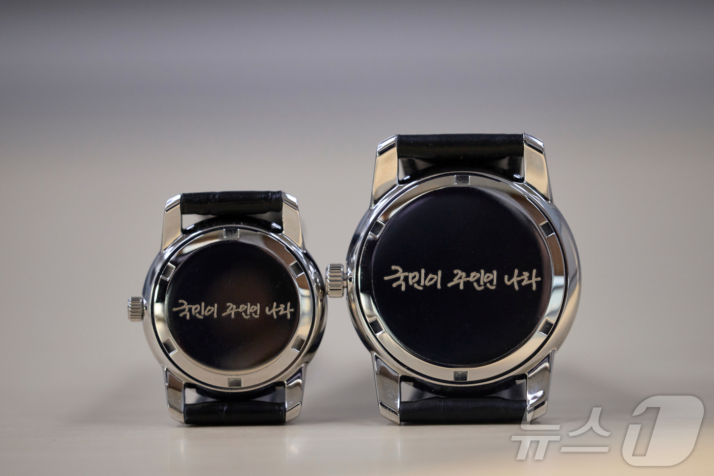 (서울=뉴스1) 이재명 기자 = 대통령실은 5일 서울 용산 대통령실 청사에서 강유정 대변인 브리핑을 통해 이재명 대통령 기념 손목시계를 공개했다.사진은 왼쪽은 여성용, 오른쪽은 남 …