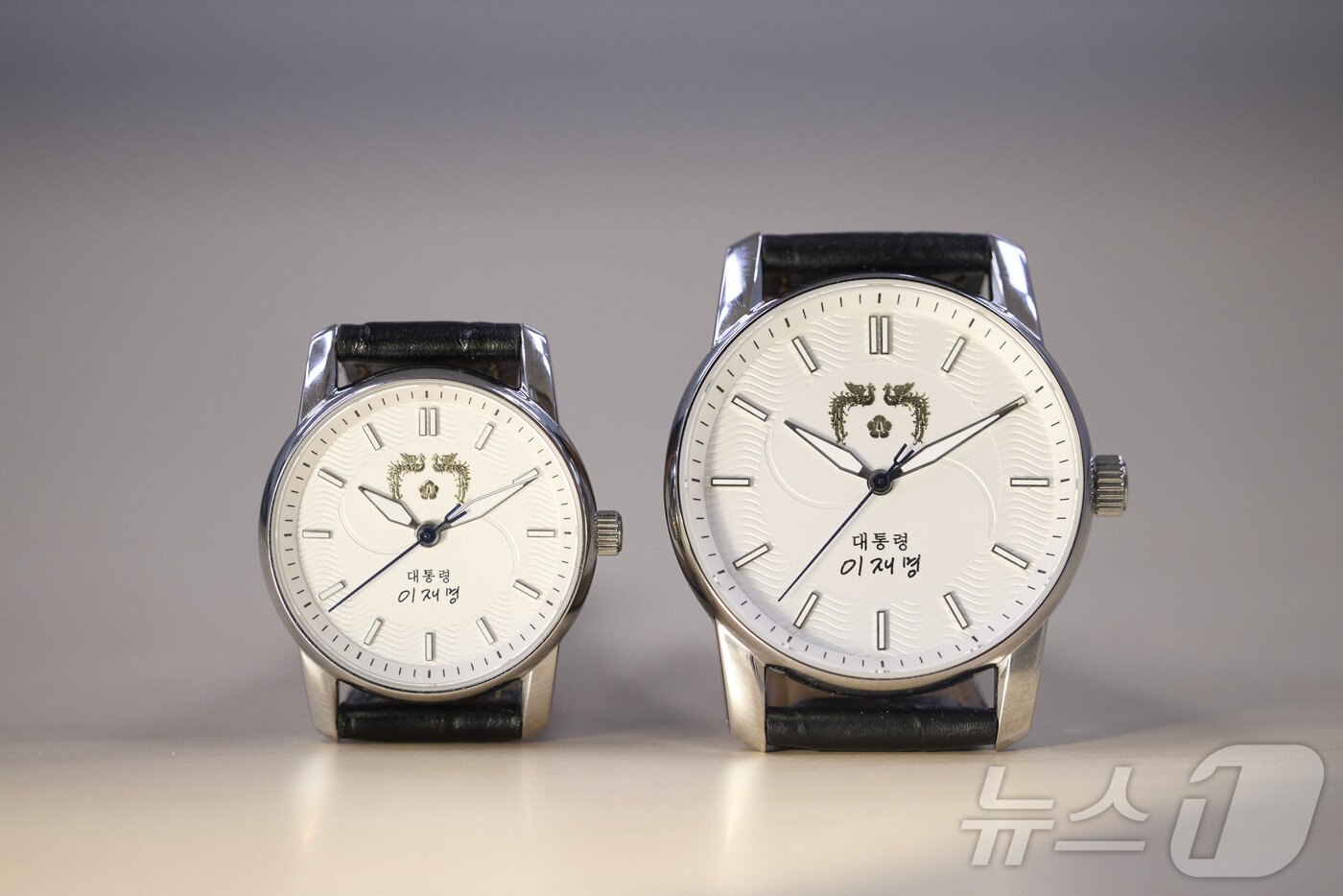 본문 이미지 - 대통령실은 5일 서울 용산 대통령실 청사에서 강유정 대변인 브리핑을 통해 이재명 대통령 기념 손목시계를 공개했다. 사진은 왼쪽은 여성용, 오른쪽은 남성용 이 대통령 기념 손목시계. &#40;대통령실 제공. 재판매 및 DB 금지&#41; 2025.12.5/뉴스1 ⓒ News1 이재명 기자