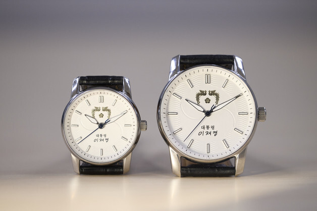 李대통령 취임 6개월 맞아 손목시계 공개…'국민이 주인인 나라' 문구