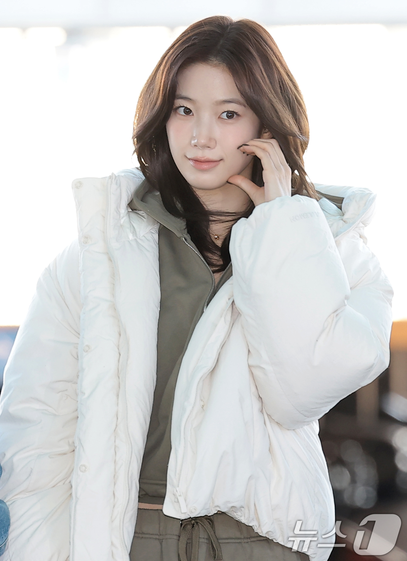 (인천공항=뉴스1) 권현진 기자 = 르세라핌 카즈하가 해외 일정을 위해 5일 인천국제공항을 통해 대만으로 출국하기 전 인사를 하고 있다. 2025.12.5/뉴스1