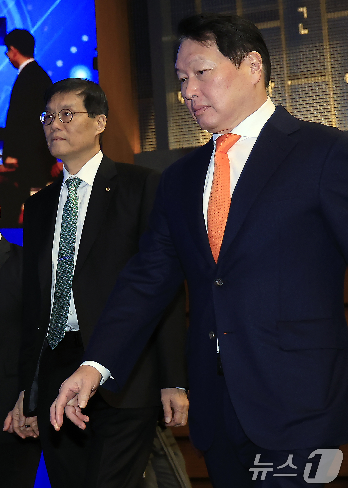 (서울=뉴스1) 박정호 기자 = 최태원 대한상공회의소 회장과 이창용 한국은행 총재가 5일 오후 서울시 중구 세종대로 대한상공회의소 국제회의장에서 'AI 기반의 성장과 혁신'을 주제 …