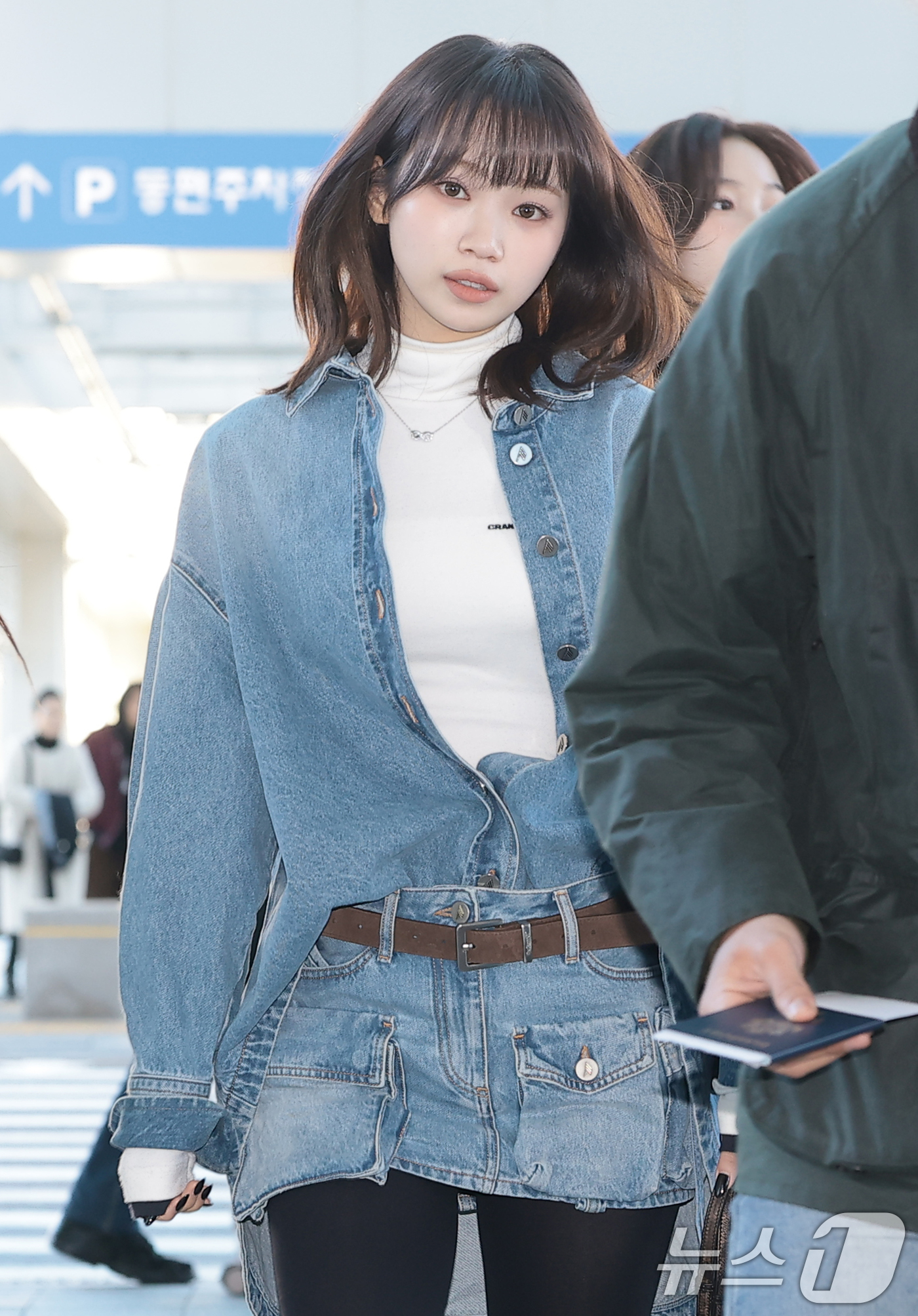 (인천공항=뉴스1) 권현진 기자 = 르세라핌 김채원이 해외 일정을 위해 5일 인천국제공항을 통해 대만으로 출국하기 전 인사를 하고 있다. 2025.12.5/뉴스1