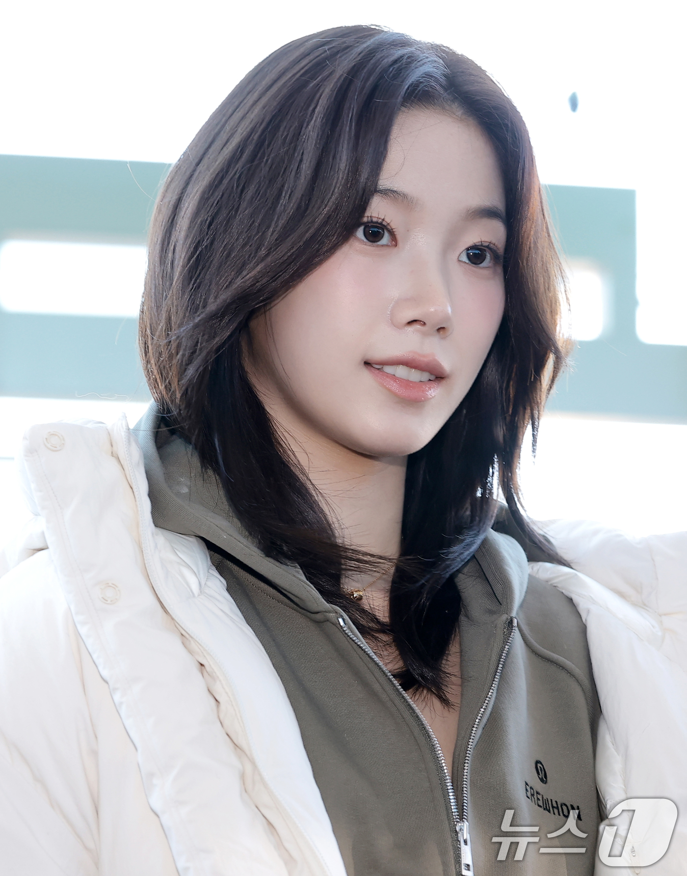 (인천공항=뉴스1) 권현진 기자 = 르세라핌 카즈하가 해외 일정을 위해 5일 인천국제공항을 통해 대만으로 출국하기 전 인사를 하고 있다. 2025.12.5/뉴스1