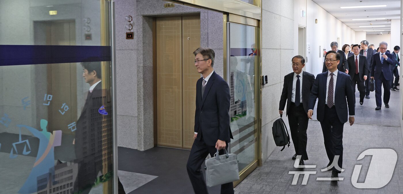 본문 이미지 - 전국의 법원장들이 5일 오후 서울 서초구 대법원에서 열린 전국법원장회의에 참석하고 있다. 2025.12.5/뉴스1 ⓒ News1 장수영 기자