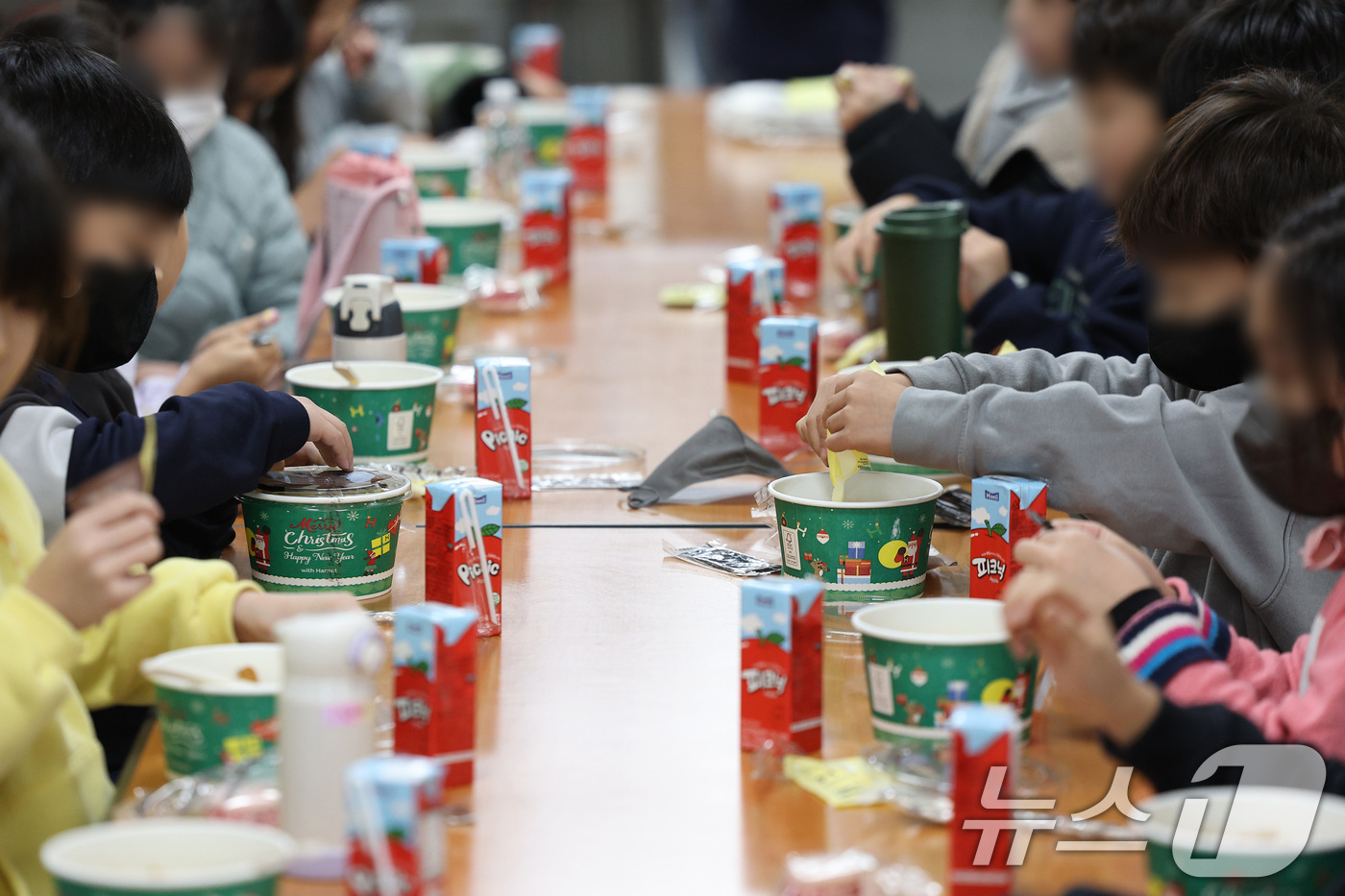 (대구=뉴스1) 공정식 기자 = 전국학교비정규직연대회의가 파업에 들어간 5일 대구의 한 초등학교 급식실에서 학생들이 대체식으로 점심 식사를 하고 있다. 2025.12.5/뉴스1