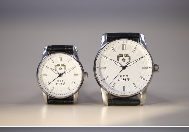 "李대통령 취임 6개월 맞아 대통령 손목시계 공개"