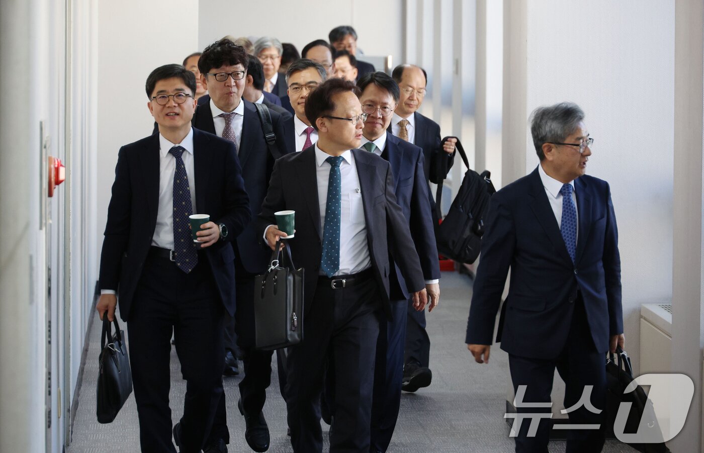 본문 이미지 - 전국의 법원장들이 5일 오후 서울 서초구 대법원에서 열린 전국법원장회의에 참석하고 있다. &#40;공동취재&#41; 2025.12.5/뉴스1 ⓒ News1 장수영 기자