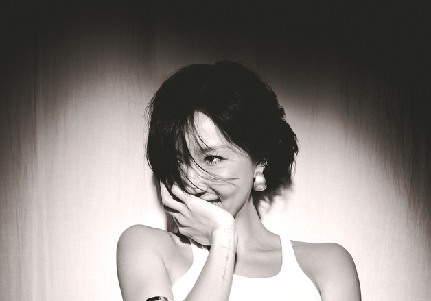 화사, 시즌그리팅 속 비주얼 매혹 그 자체…팬심 저격