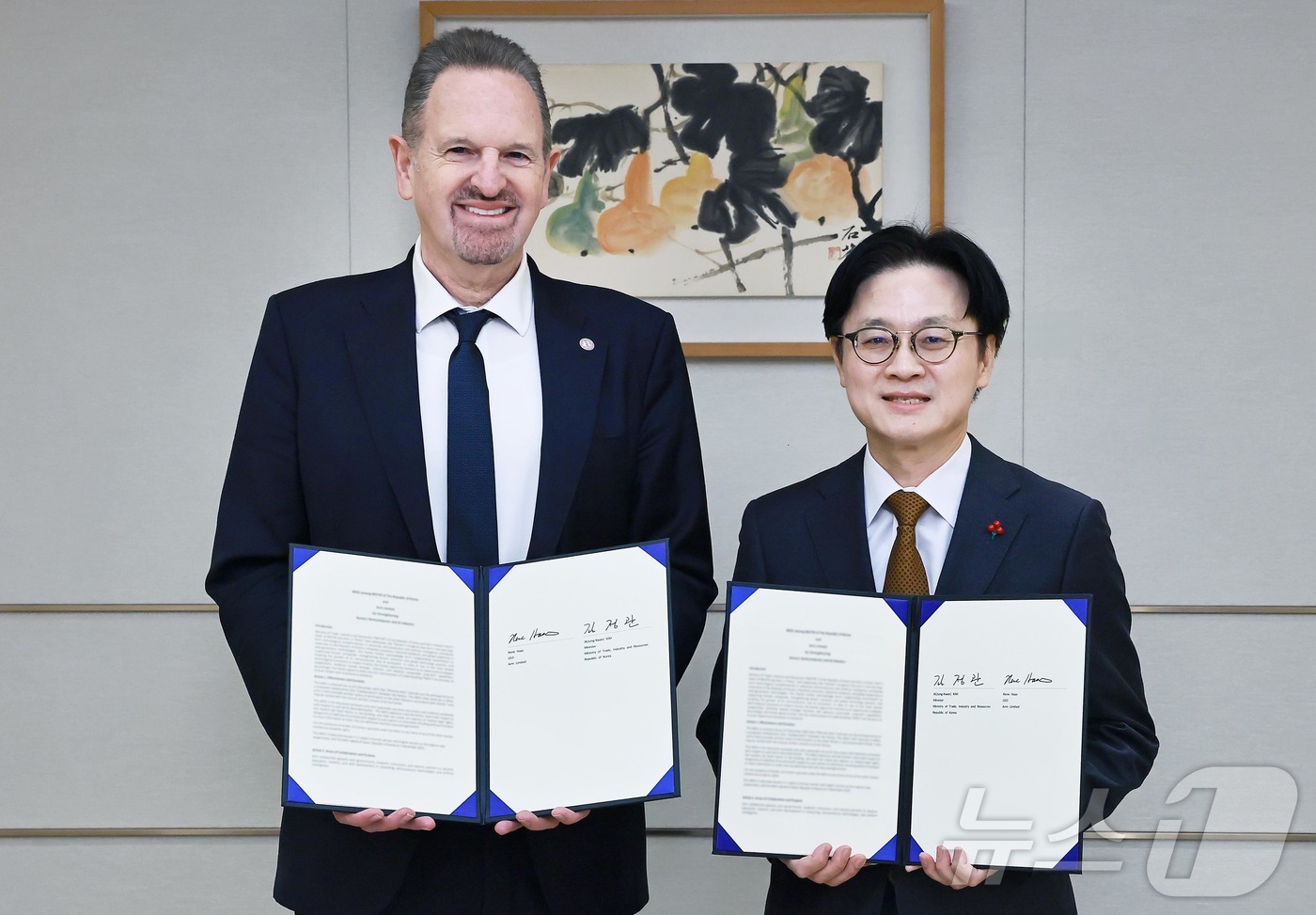 (서울=뉴스1) = 김정관 산업통상자원부 장관이 5일 오전 서울 용산구 대통령실에서 르네 하스 Arm CEO와 한국 반도체·AI 산업 강화를 위한 양해각서 서명식을 가지고 기념 촬 …