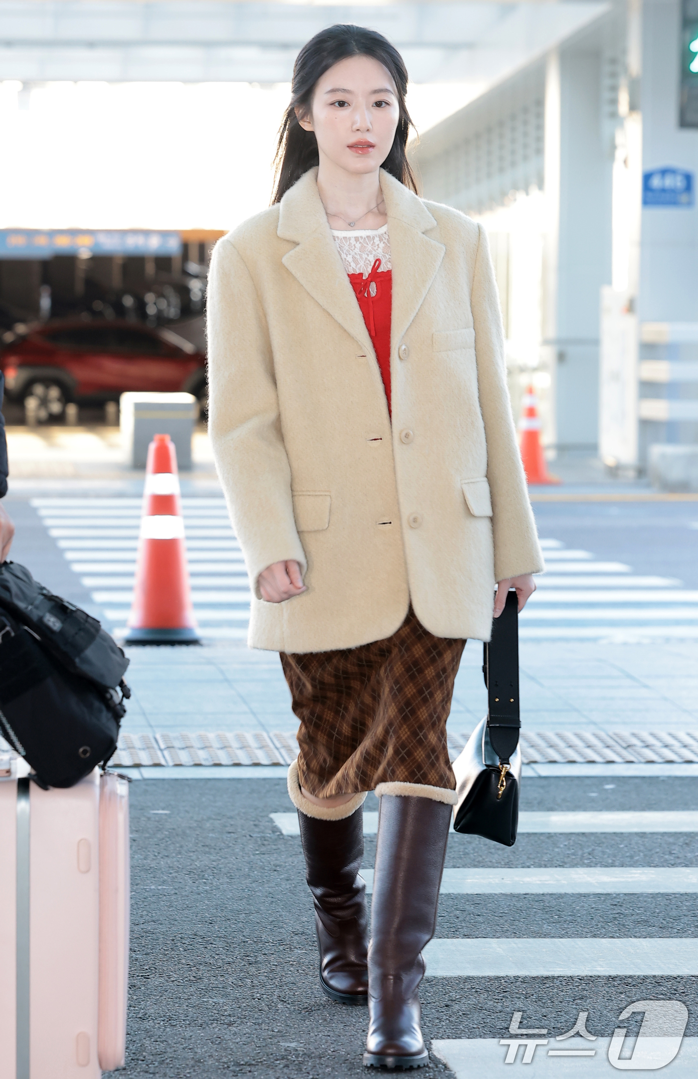 (인천공항=뉴스1) 권현진 기자 = 아이들 슈화가 해외 일정을 위해 5일 인천국제공항을 통해 대만으로 출국하고 있다. 2025.12.5/뉴스1