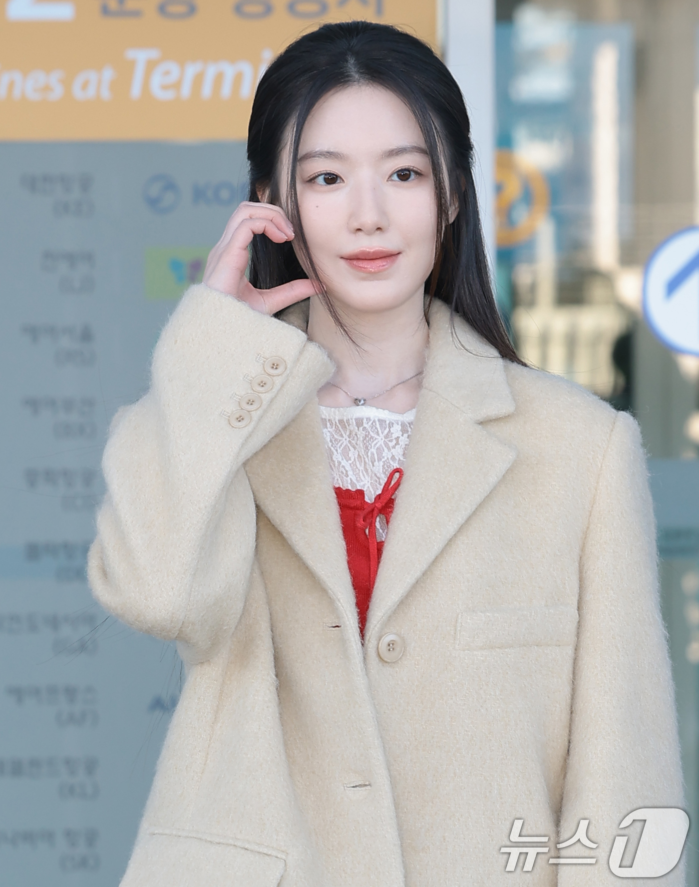 (인천공항=뉴스1) 권현진 기자 = 아이들 슈화가 해외 일정을 위해 5일 인천국제공항을 통해 대만으로 출국하고 있다. 2025.12.5/뉴스1