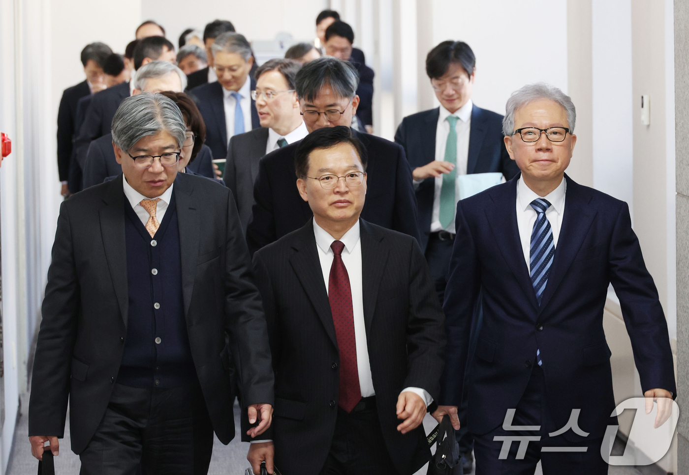 (서울=뉴스1) 장수영 기자 = 전국의 법원장들이 5일 오후 서울 서초구 대법원에서 열린 전국법원장회의에 참석하고 있다. (공동취재) 2025.12.5/뉴스1