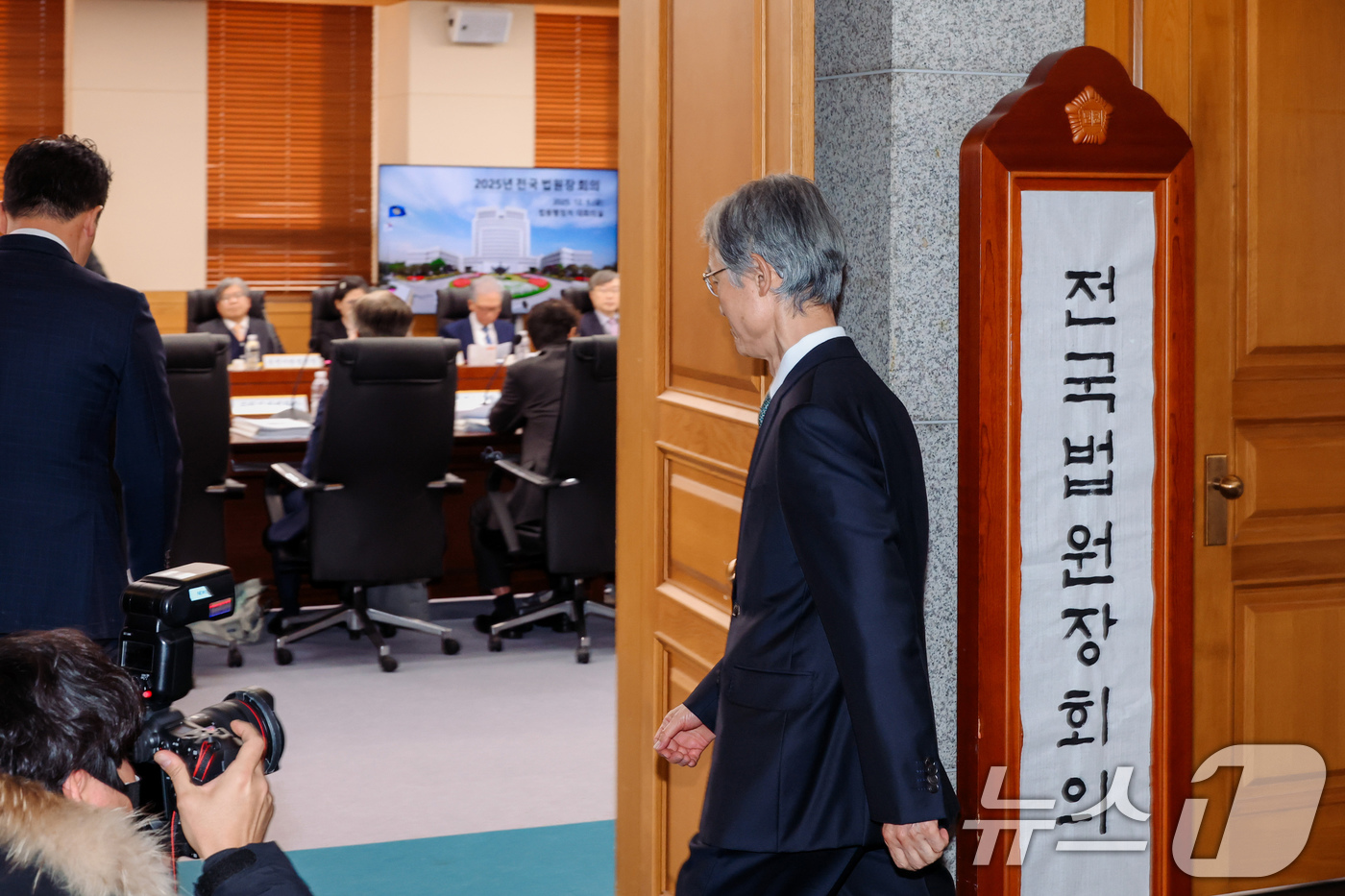 (서울=뉴스1) 장수영 기자 = 조희대 대법원장이 5일 오후 서울 서초구 대법원에서 열린 전국법원장회의에 참석하고 있다. (공동취재) 2025.12.5/뉴스1