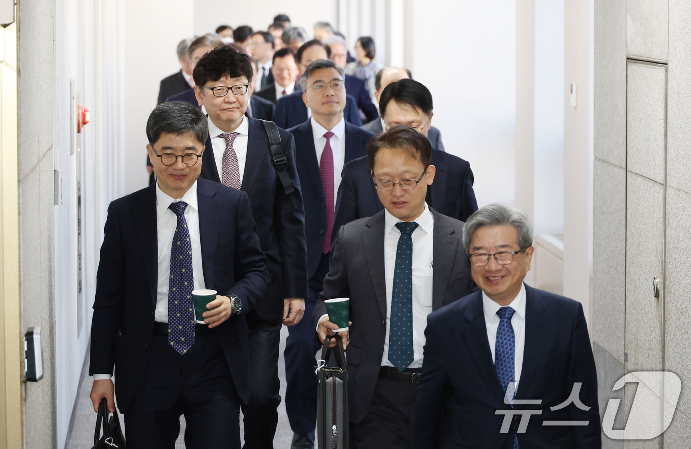 (서울=뉴스1) 장수영 기자 = 전국의 법원장들이 5일 오후 서울 서초구 대법원에서 열린 전국법원장회의에 참석하고 있다. (공동취재) 2025.12.5/뉴스1