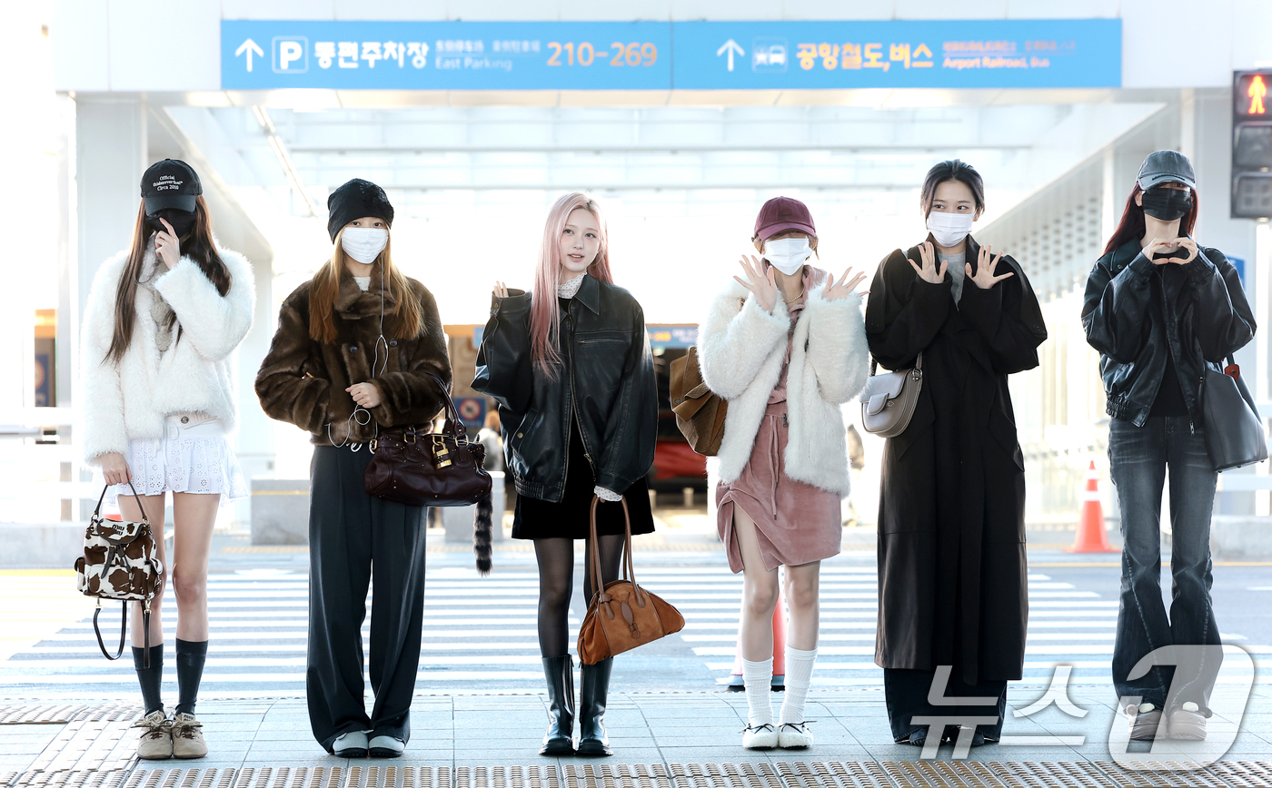 (인천공항=뉴스1) 권현진 기자 = 아이브 장원영(왼쪽부터)과 레이, 가을, 이서, 안유진, 리즈가 해외 일정을 위해 5일 인천국제공항을 통해 대만으로 출국하기 전 인사를 하고 …