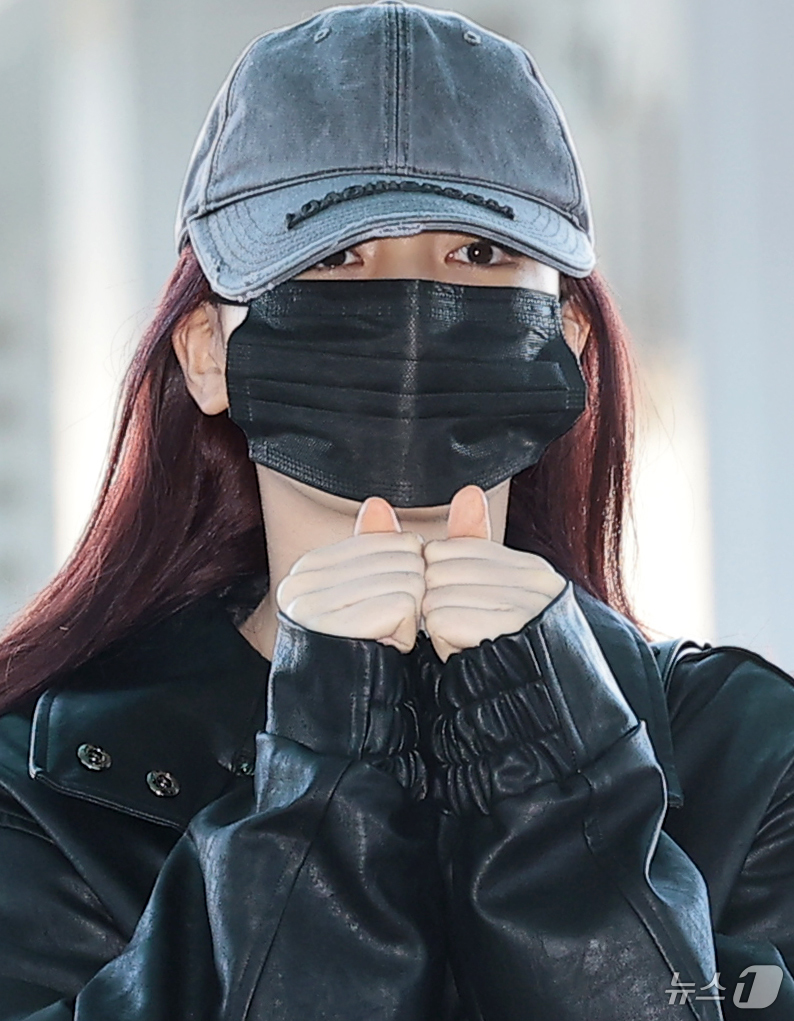 (인천공항=뉴스1) 권현진 기자 = 아이브 리즈가 해외 일정을 위해 5일 인천국제공항을 통해 대만으로 출국하기 전 인사를 하고  있다. 2025.12.5/뉴스1
