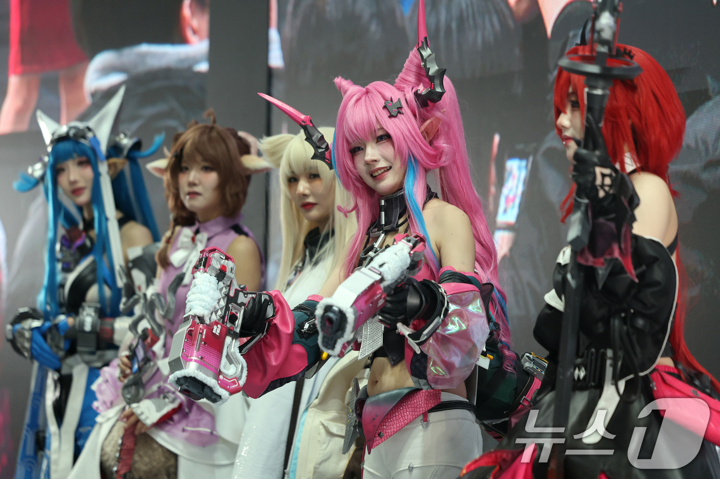 (고양=뉴스1) 황기선 기자 = 5일 오후 경기도 고양시 일산서구 킨텍스(KINTEX)에서 열린 '애니메이션 X 게임 페스티벌(AGF) 2025'에서 코스프레 이벤트가 진행되고 있 …