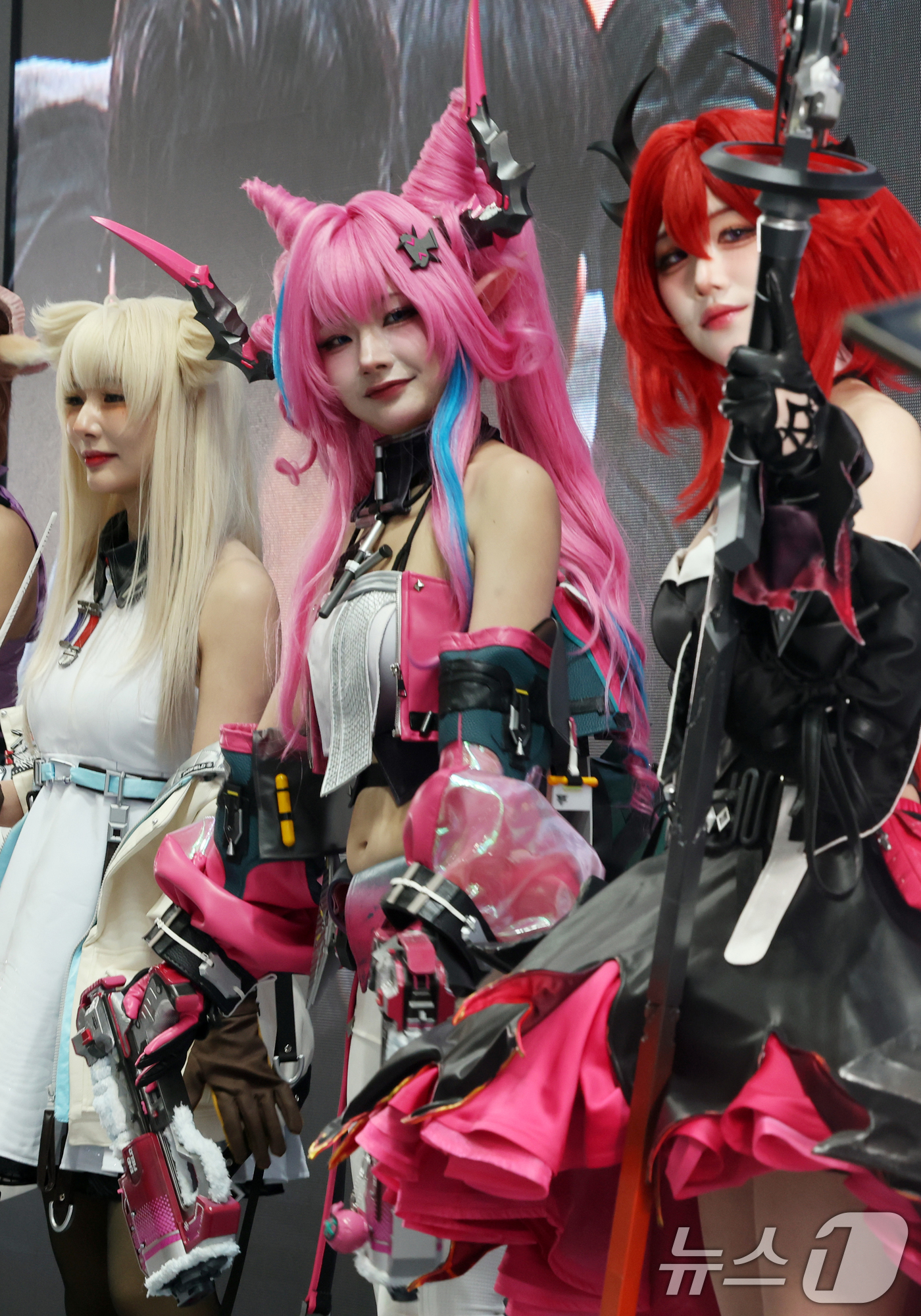 (고양=뉴스1) 황기선 기자 = 5일 오후 경기도 고양시 일산서구 킨텍스(KINTEX)에서 열린 '애니메이션 X 게임 페스티벌(AGF) 2025'에서 코스프레 이벤트가 진행되고 있 …