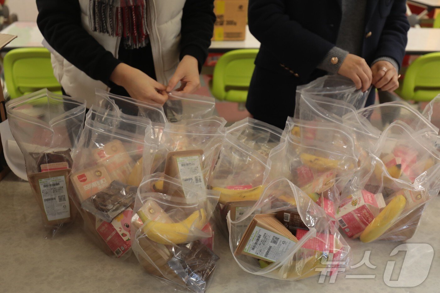 본문 이미지 - 전국학교비정규직연대회의가 올해 임금교섭 난항으로 전국 릴레이 파업을 벌이는 가운데 5일 울산의 한 학교에서도 급식 차질이 빚어졌다. 사진은 학교 직원들이 대체 급식을 준비하는 모습. ⓒ News1 김세은 기자