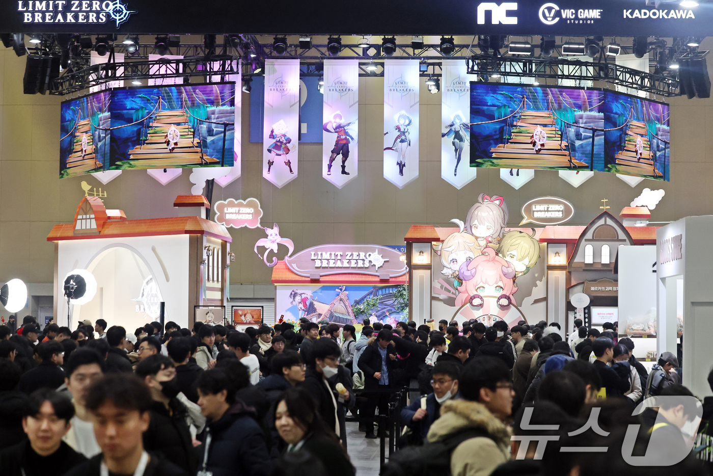 (고양=뉴스1) 황기선 기자 = 5일 오후 경기도 고양시 일산서구 킨텍스(KINTEX)에서 열린 '애니메이션 X 게임 페스티벌(AGF) 2025'에서 관람객들이 부스를 둘러보고 있 …