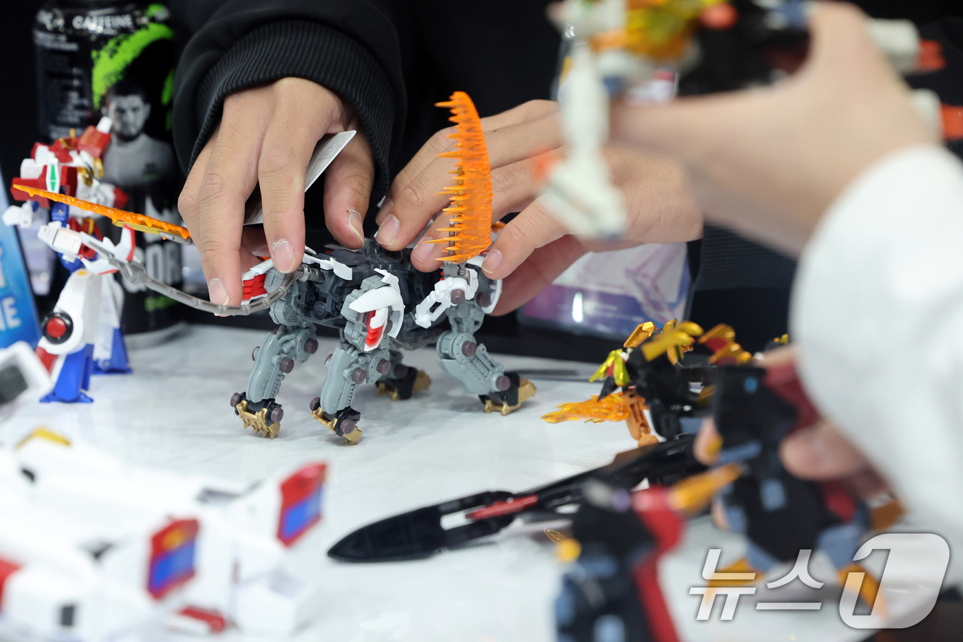 (고양=뉴스1) 황기선 기자 = 5일 오후 경기도 고양시 일산서구 킨텍스(KINTEX)에서 열린 '애니메이션 X 게임 페스티벌(AGF) 2025'에서 관람객들이 피규어를 살펴보고 …