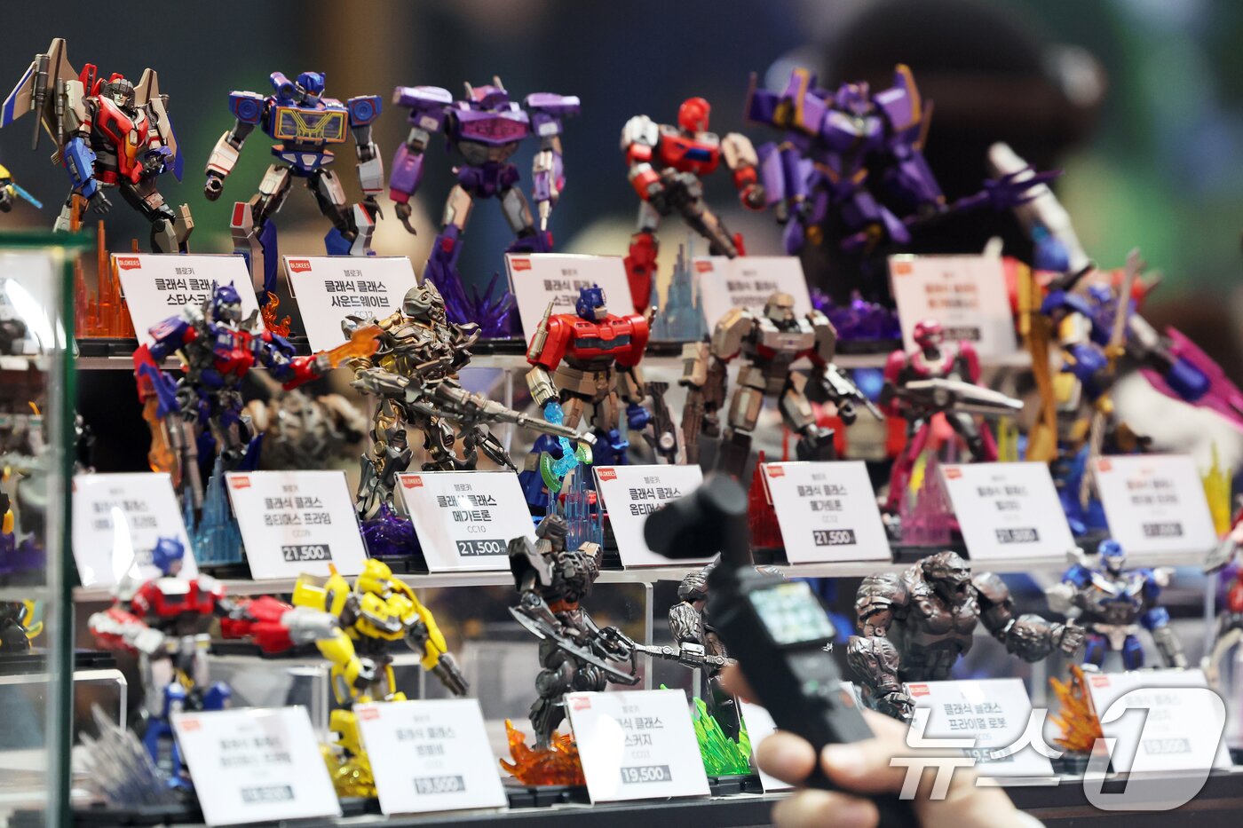 본문 이미지 - 5일 오후 경기도 고양시 일산서구 킨텍스&#40;KINTEX&#41;에서 열린 &#39;애니메이션 X 게임 페스티벌&#40;AGF&#41; 2025&#39;에 피규어가 진열돼 있다. 2025.12.5/뉴스1 ⓒ News1 황기선 기자