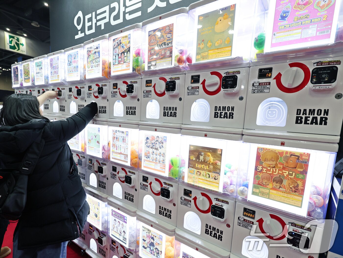 본문 이미지 - 5일 오후 경기도 고양시 일산서구 킨텍스&#40;KINTEX&#41;에서 열린 &#39;애니메이션 X 게임 페스티벌&#40;AGF&#41; 2025&#39;에서 관람객들이 &#39;가챠&#40;랜덤 뽑기&#41;&#39;를 하고 있다. ⓒ News1 황기선 기자