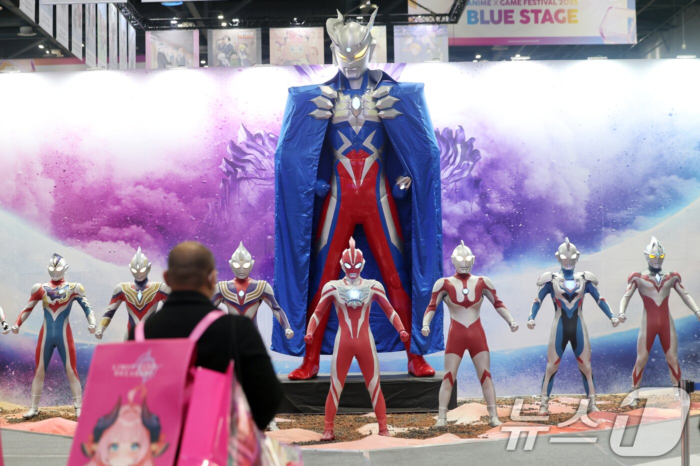 본문 이미지 - 5일 오후 경기도 고양시 일산서구 킨텍스&#40;KINTEX&#41;에서 열린 &#39;애니메이션 X 게임 페스티벌&#40;AGF&#41; 2025&#39;에서 관람객들이 부스를 둘러보고 있다. 2025.12.5/뉴스1 ⓒ News1 황기선 기자