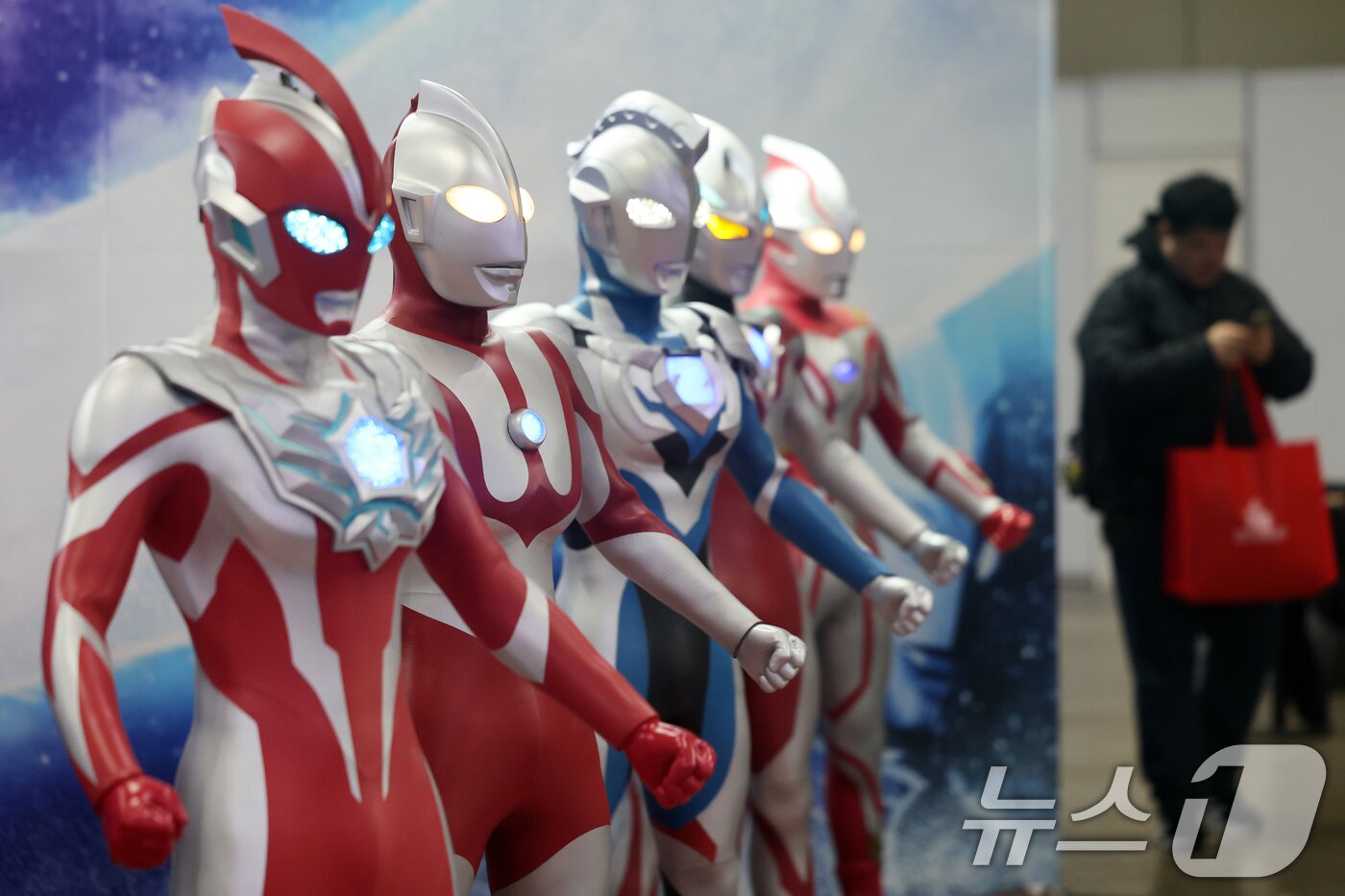 본문 이미지 - 5일 오후 경기도 고양시 일산서구 킨텍스&#40;KINTEX&#41;에서 열린 &#39;애니메이션 X 게임 페스티벌&#40;AGF&#41; 2025&#39;에서 관람객들이 부스를 둘러보고 있다. 2025.12.5/뉴스1 ⓒ News1 황기선 기자