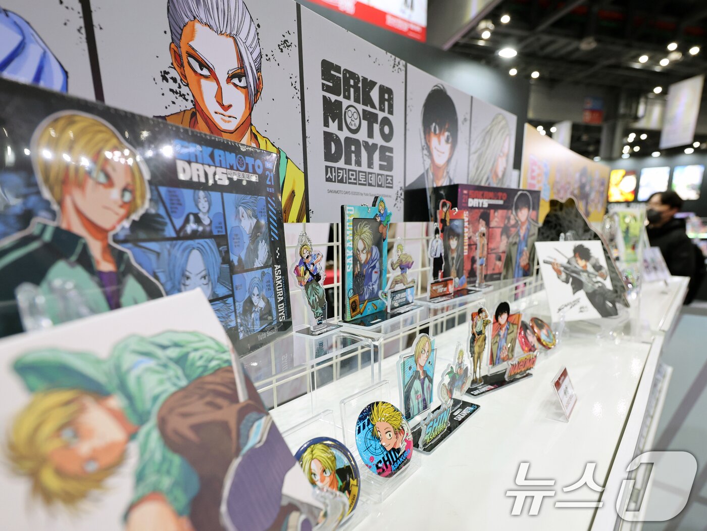 본문 이미지 - 5일 오후 경기도 고양시 일산서구 킨텍스&#40;KINTEX&#41;에서 열린 &#39;애니메이션 X 게임 페스티벌&#40;AGF&#41; 2025&#39;에서 관람객들이 부스를 둘러보고 있다. 2025.12.5/뉴스1 ⓒ News1 황기선 기자