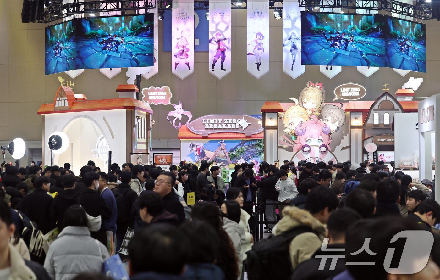 (고양=뉴스1) 황기선 기자 = 5일 오후 경기도 고양시 일산서구 킨텍스(KINTEX)에서 열린 '애니메이션 X 게임 페스티벌(AGF) 2025'에서 관람객들이 부스를 둘러보고 있 …