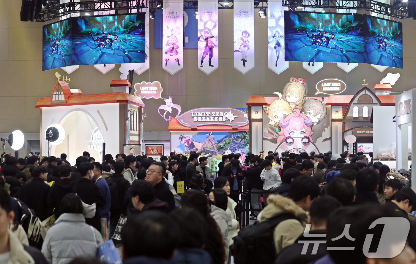 본문 이미지 - 5일 오후 경기도 고양시 일산서구 킨텍스&#40;KINTEX&#41;에서 열린 &#39;애니메이션 X 게임 페스티벌&#40;AGF&#41; 2025&#39;에서 관람객들이 부스를 둘러보고 있다. 2025.12.5/뉴스1 ⓒ News1 황기선 기자